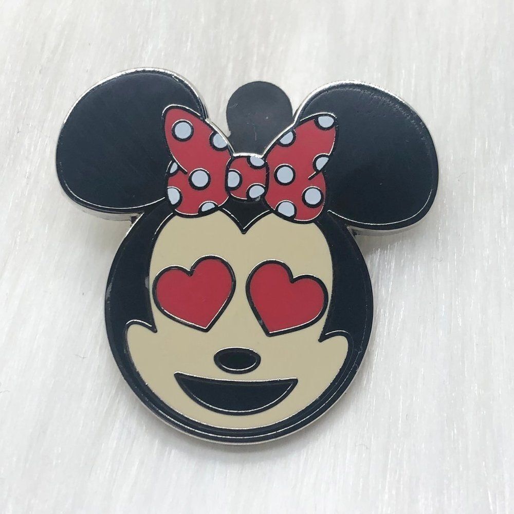 🔮 5/$25 Disney Minnie Mouse Heart Eyes Emoji Pin‎
